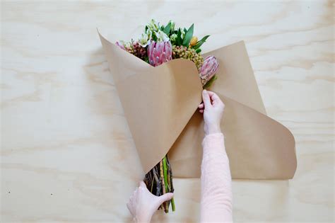 how to wrap flowers in paper: